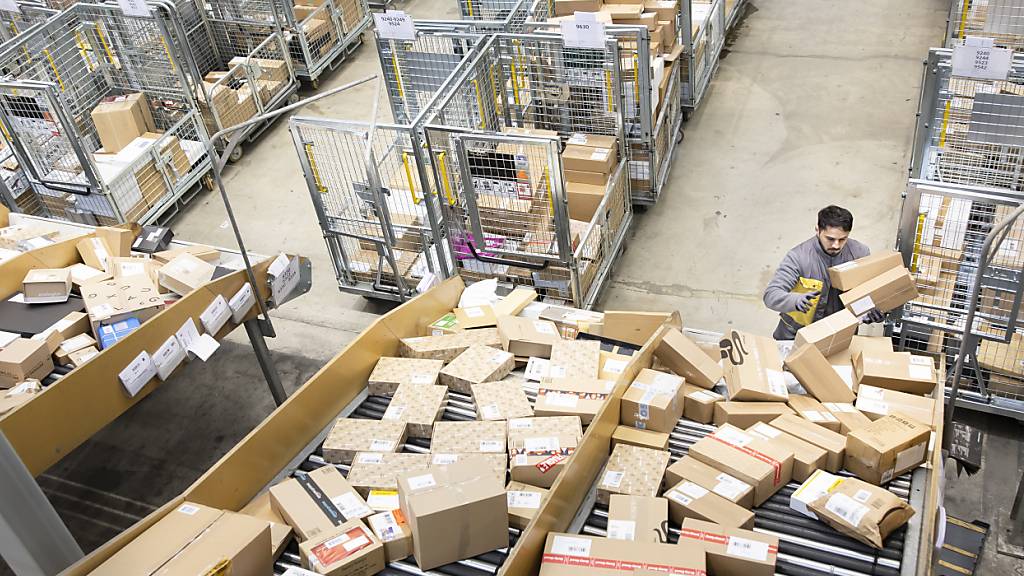 Ein Mitarbeiter der Post sortiert Pakete im Paketzentrum in Frauenfeld TG. (Archivbild)