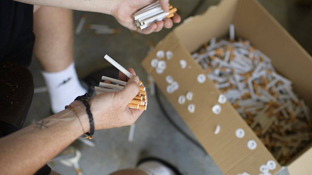 Die Tessiner Kantonspolizei hat in drei Coop-Filialen Hanfzigaretten beschlagnahmt, weil eine kantonale Genehmigung fehlte. Im Bild: Qualitätssicherung von CBD-Zigaretten.