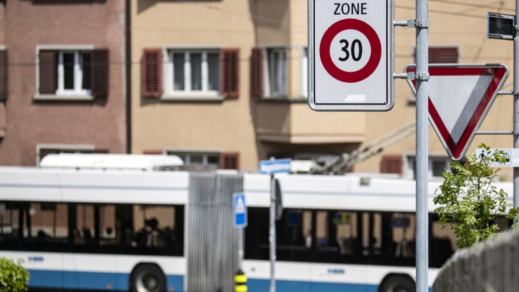 Das Bundesgericht erteilt der Beschwerde der Stadt Zürich gegen den Gegenvorschlag zur ÖV-Initiative keine aufschiebende Wirkung. Der Gegenvorschlag will Gemeinden dazu verpflichten, für allfällige Folgekosten von Tempo 30 Zonen im öffentlichen Verkehr aufzukommen. (Symbolbild)