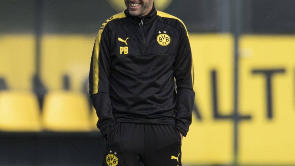 Dortmunds Trainer Peter Bosz verfolgt das Training seines derzeit treffsicheren Teams mit viel Freude