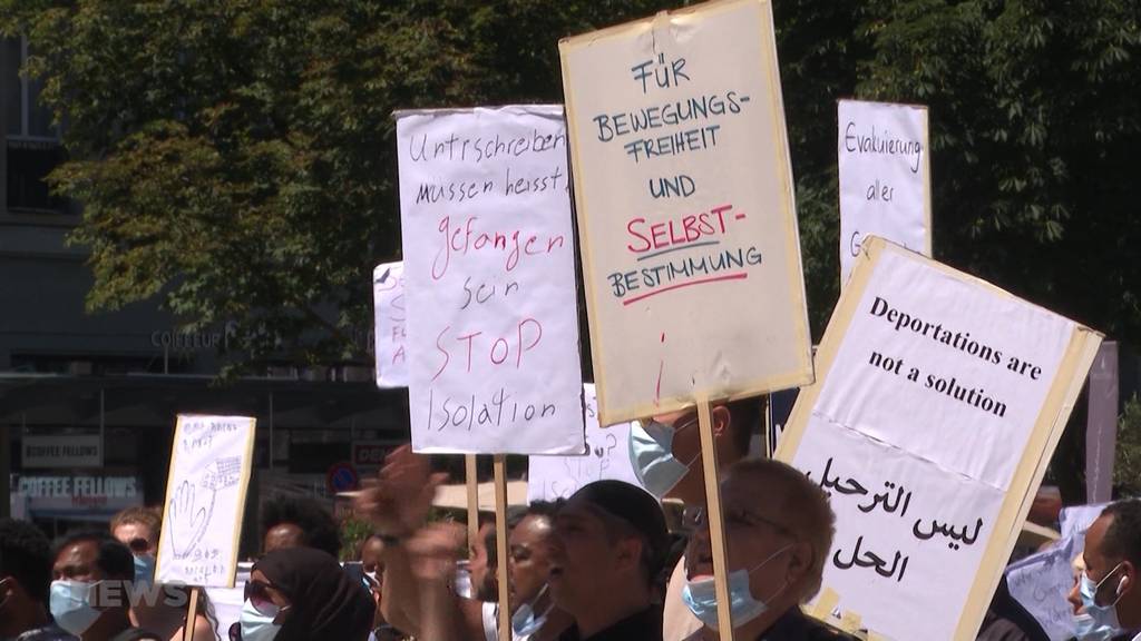 Bundesplatz Bern: Demonstrant zündet sich selbst an