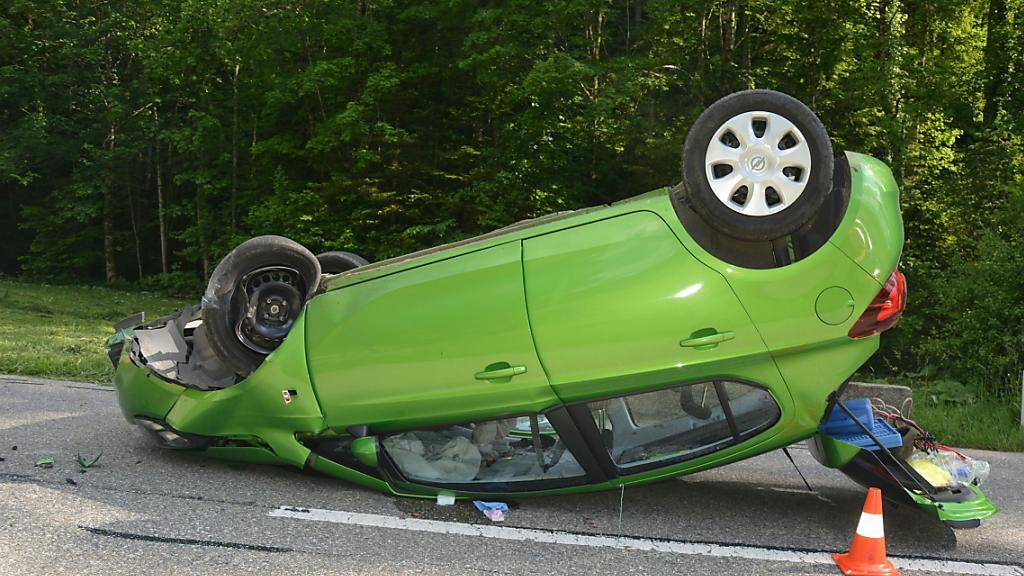 Auf dem Dach gelandet: Ein 81-jähriger Lenker verlor in Beinwil SO die Kontrolle über sein Auto. Der Mann und die Beifahrerin erlitten mittelschwere Verletzungen.
