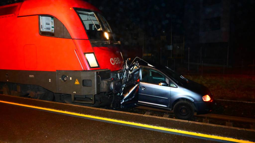 Lokomotive kollidiert in Schaan FL mit einem Auto