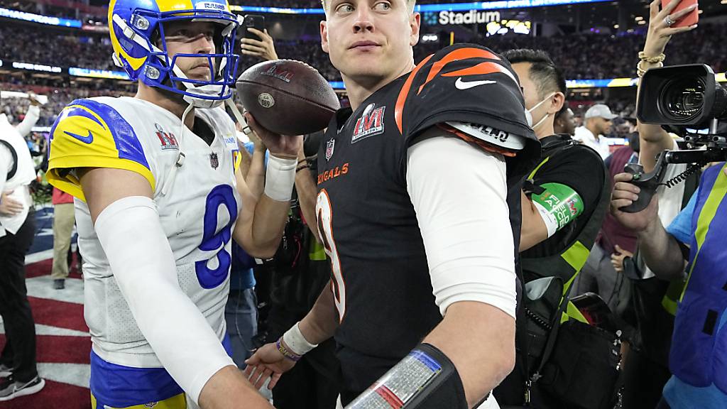 Den Cincinnati Bengals sind die Dienste ihres Quarterbacks Joe Burrow (ohne Helm) in den kommenden fünf Jahren 275 Millionen US-Dollar wert