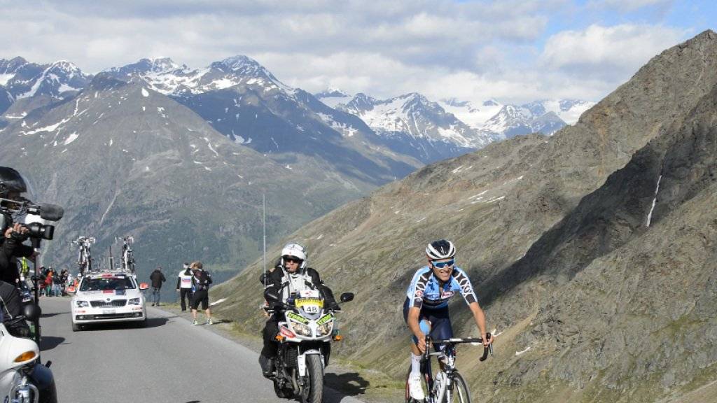 Der Österreicher Stefan Denifl an der Tour de Suisse 2015 auf dem Weg zum Rettenbachgletscher oberhalb von Sölden. Dieses Jahr führt das Rennen gar noch drei Kilometer weiter zum Tiefenbachgletscher (2780 m.ü.M.). So hoch oben hat noch nie zuvor ein professionelles Radrennen in Europa geendet