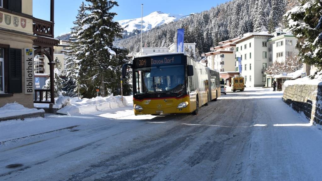 Der Junge ging auf dem Trottoir und wollte die Fahrbahn überqueren, als es zum Unfall kam.