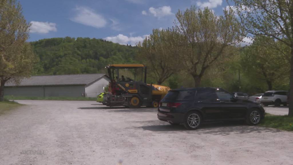 Schinznach Dorf: Mann schläft in seinem Auto - das soll jetzt aber abgeschleppt werden