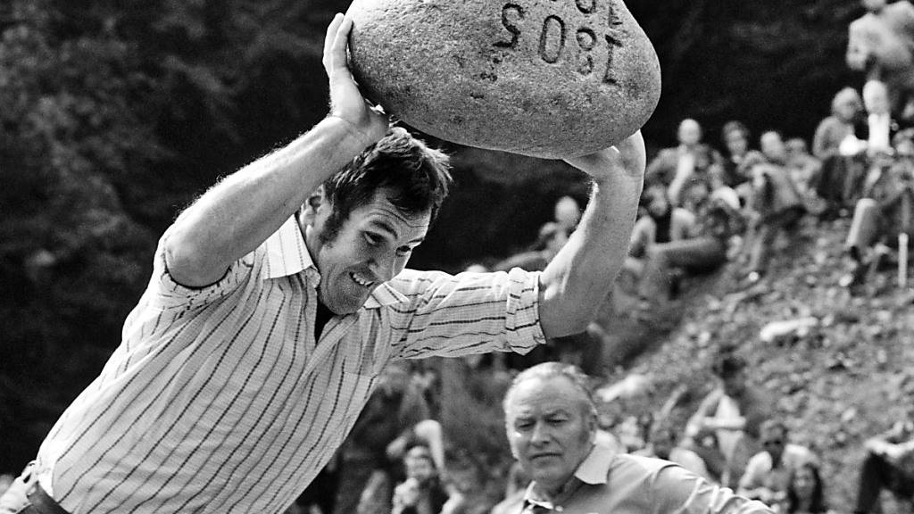 Ein Steinstösser 1955 mit dem originalen, 83.5 kg schweren Unspunnenstein. (Archivbild)