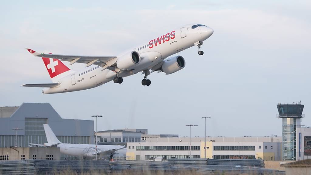 Die Swiss will Piloten und Flugbegleitern kündigen, wenn sie sich nicht gegen Corona impfen lassen. (Archivbild)