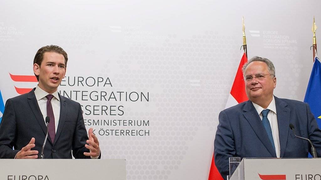 Versuchen einen diplomatischen Neuanfang nach ihrem Flüchtlingsstreit: Der österreichische Aussenminister Sebastian Kurz und sein griechischer Amtskollege Nikos Kotzias.