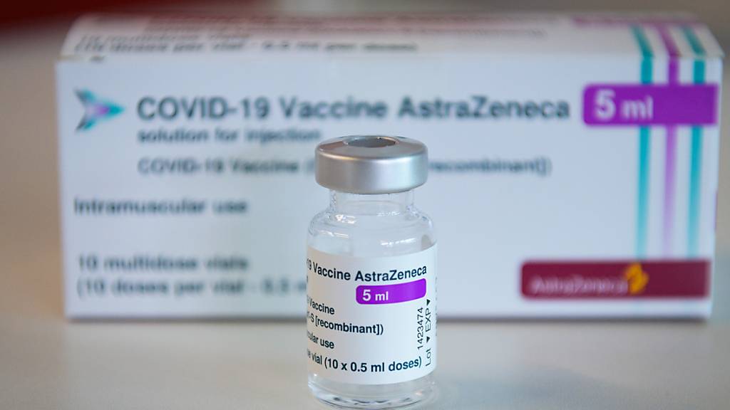 Ein Fläschchen mit fünf Milliliter Corona-Impfstoff von Astrazeneca steht auf einem Tisch. Foto: Soeren Stache/dpa