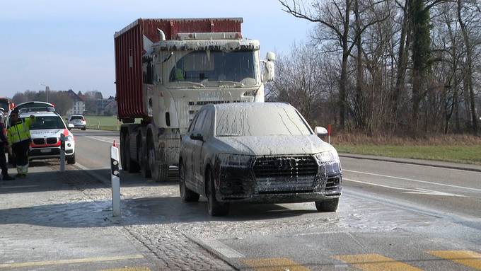 Lastwagen verliert Zementschlamm und verpasst Autos «Glasur»