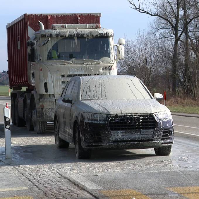 Lastwagen verliert Zementschlamm und verpasst Autos «Glasur»