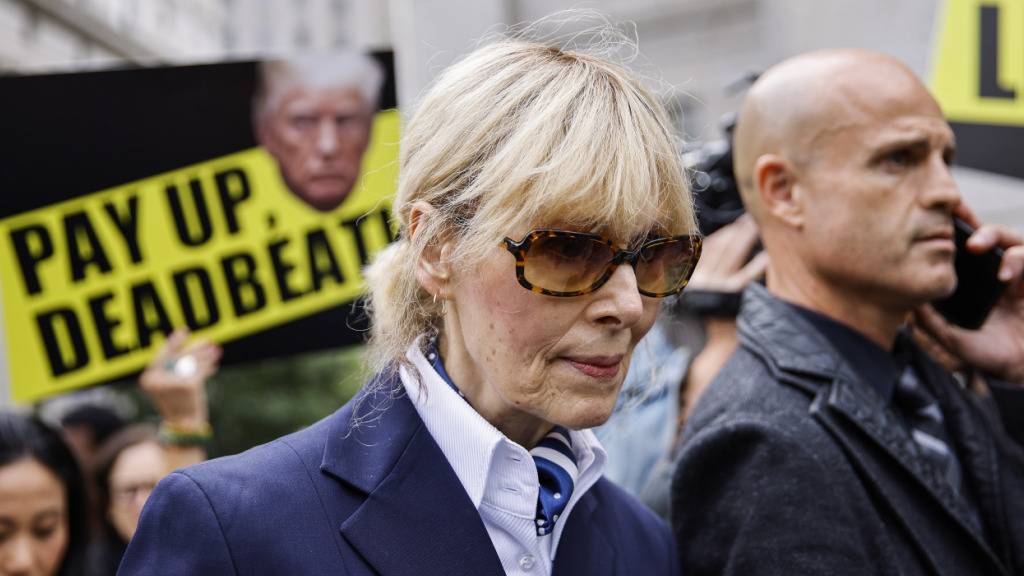 ARCHIV - Autorin E. Jean Carroll (M) verlässt das New Yorker Bundesgericht, nachdem der ehemalige US-Präsident Donald Trump vor Gericht erschienen ist. Foto: Eduardo Munoz Alvarez/AP/dpa