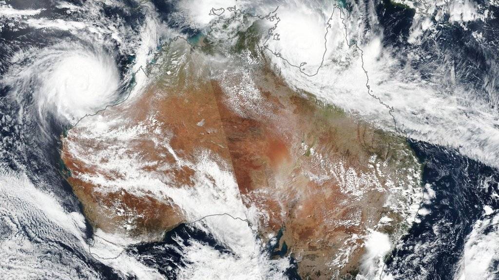 Satellitenbild der beiden Zyklone über Australien.