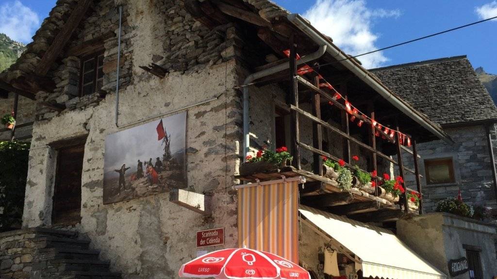 Fotografie trifft auf Rustici. 11 Fotokünstler werden dieses Jahr die Tessiner Steinhäuser in Sonogno mit ihren Werken schmücken.
