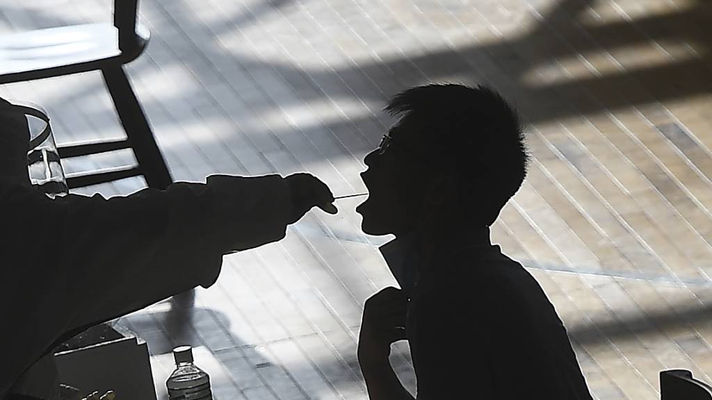 Mehr als 30 chinesische Beamte wurden entlassen oder haben andere Strafen erhalten, weil ihnen vorgeworfen wird, nicht angemessen auf die jüngste Welle des Coronavirus im Lande reagiert zu haben. Foto: Uncredited/CHINATOPIX/AP/dpa