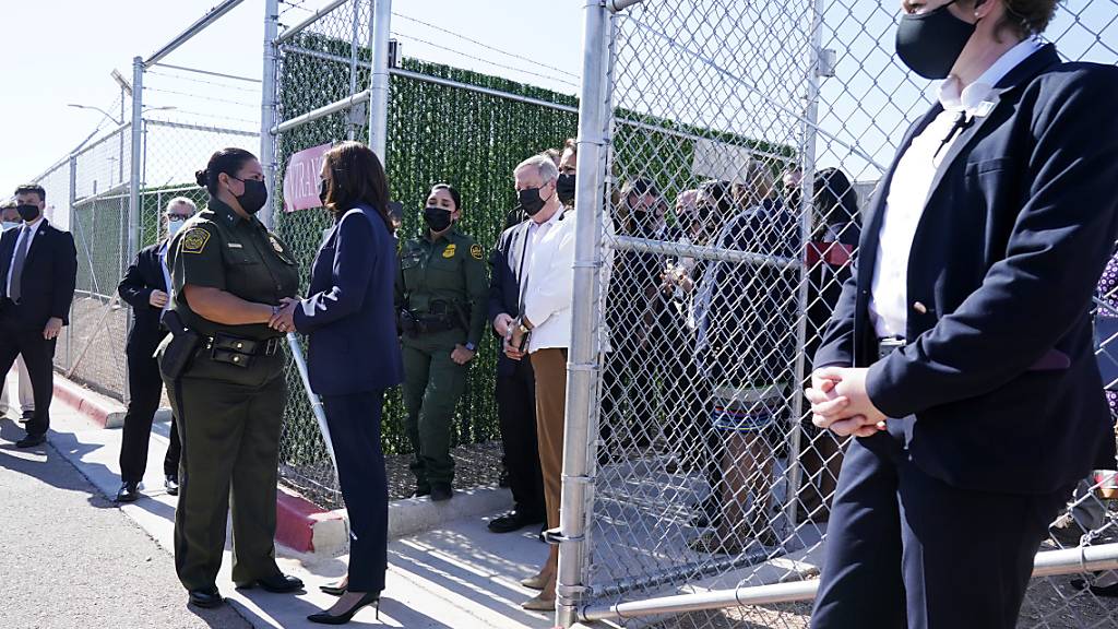 US-Vizepräsidentin Kamala Harris (M) während eines Besuchs im U.S. Customs and Border Protection Central Processing Center (Zoll und Grenzschutz). Foto: Jacquelyn Martin/AP/dpa
