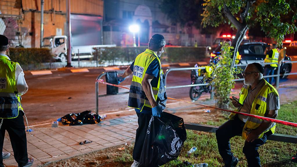 ARCHIV - Männer arbeiten an dem Ort in Tel Aviv, wo bei einer wohl vorzeitigen Explosion der Attentäter selbst getötet und ein Passant leicht verletzt worden war. Foto: Ilia Yefimovich/dpa