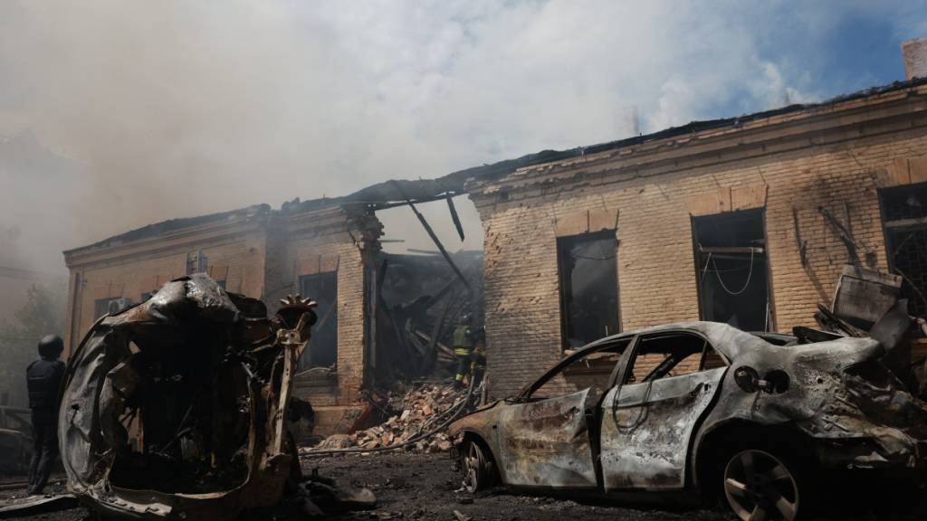 ARCHIV - Rettungskräfte löschten einen Brand in einem Gebäude, das bei einem russischen Angriff zerstört wurde. Foto: Evgeniy Maloletka/AP/dpa