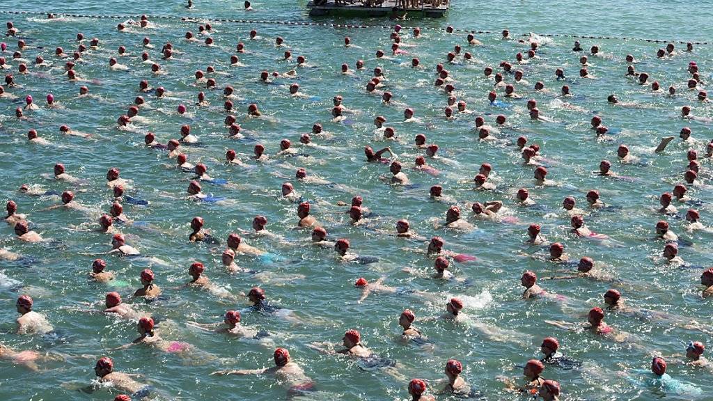 Die Schwimmerinnen und Schwimmer konnten sich an der Zürcher Seeüberquerung über hochsommerliche Temperaturen freuen.