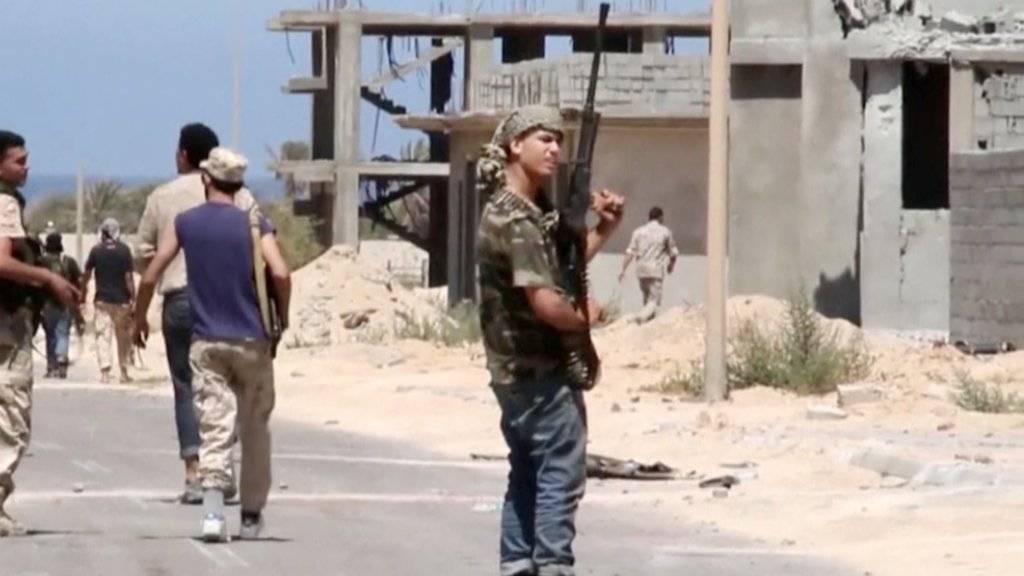 Libysche Kämpfer in den Strassen von Sirte: Die libysche IS-Hochburg wird nun auch von US-Kräften angegriffen. (Archivbild)