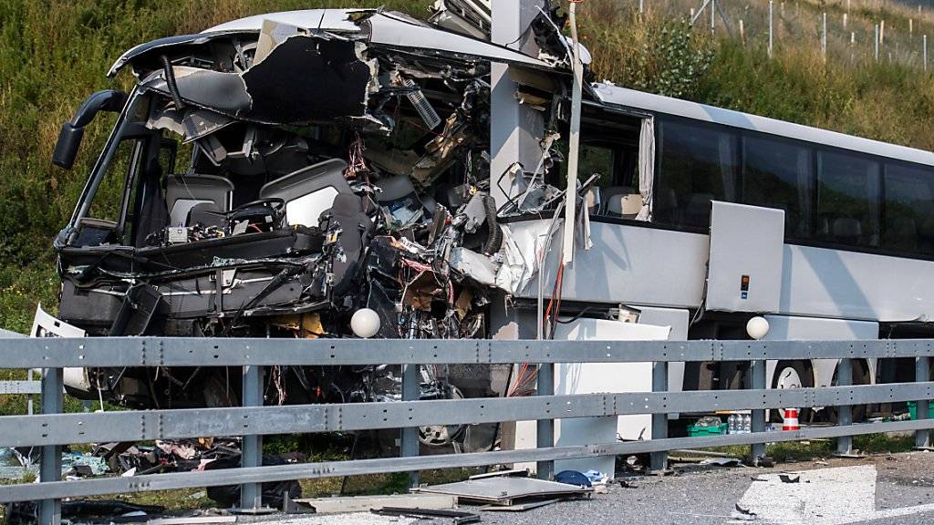 Auf der A2 bei Sigirino, wenige Kilometer nördlich von Lugano, in einen Pfosten geprallt: Eine Frau stirbt, 14 weitere Menschen werden verletzt.