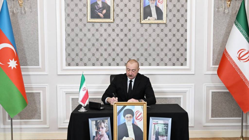 HANDOUT - Der aserbaidschanische Präsident Ilham Aliyev in der iranischen Botschaft in Baku. Foto: Uncredited/Azerbaijan's Presidential Press Service/AP/dpa - ACHTUNG: Nur zur redaktionellen Verwendung und nur mit vollständiger Nennung des vorstehenden Credits