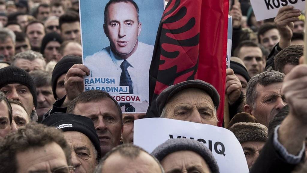 In Pristina haben Tausende dafür demonstriert, dass Frankreich eine Auslieferung des früheren kosovarischen Regierungschefs und UCK-Anführers Ramush Haradinaj an Serbien zurückweist. Das Kriegsverbrechertribunal der UNO
sprach ihn 2008 und 2012 in zwei Prozessen frei.