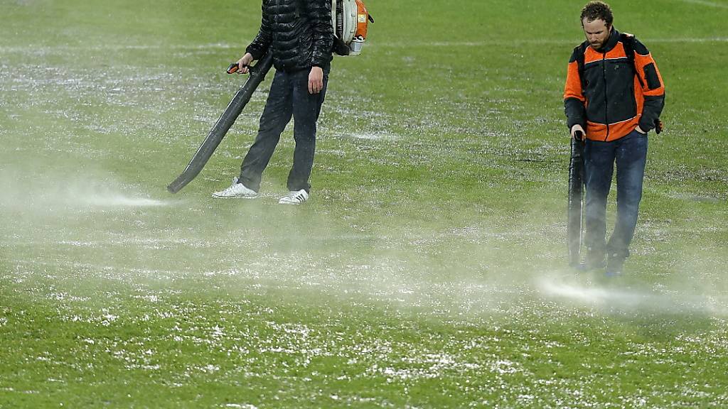Vergebliche Mühe: Laubbläser waren in Saarbrücken kein probates Mittel gegen das viele Wasser auf dem Rasen