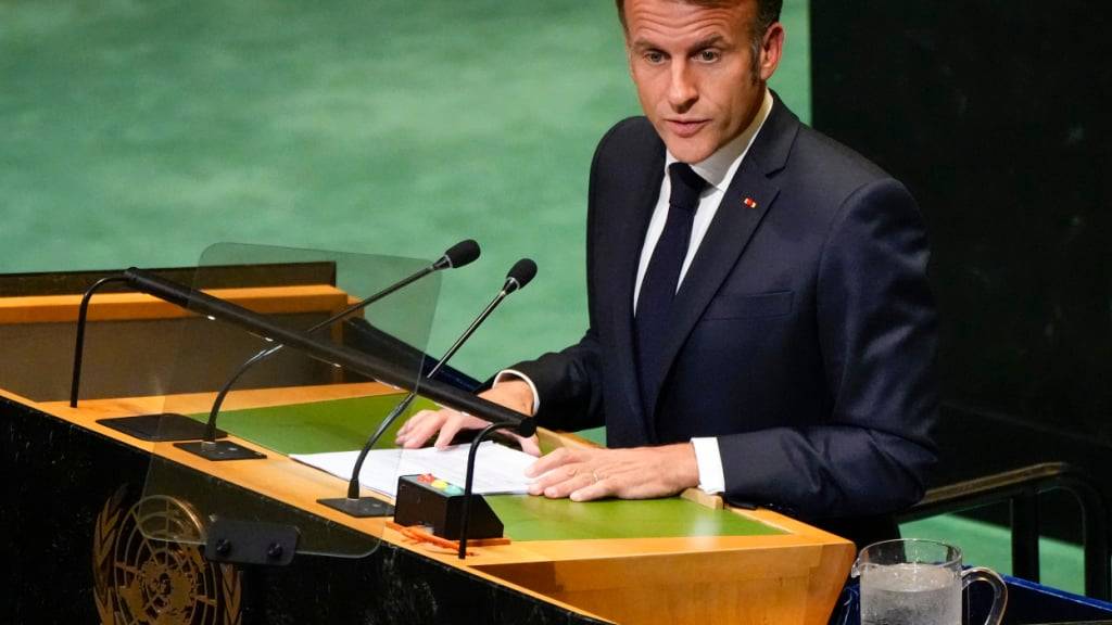 Der französische Präsident Emmanuel Macron spricht während eines hochrangigen Treffens bei den Vereinten Nationen, das darauf abzielt, Unterstützung für eine Zweistaatenlösung im israelisch-palästinensischen Konflikt zu gewinnen. Foto: Yuki Iwamura/AP/dpa