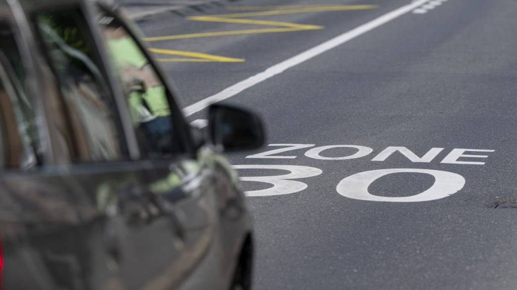 Die Verkehrsflussinitiative will die Einführung von Tempo 30 auf Hauptverkehrsachsen im Kanton Schaffhausen einschränken. Der Regierungsrat hat die Abstimmung darüber aufgrund einer Beschwerde vor Bundesgericht abgesetzt. (Symbolbild)