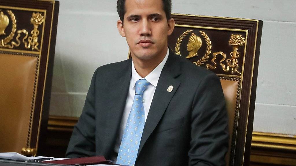 Der oppositionelle Präsident der Nationalversammlung, Juan Guaidó, fordert den venezolanischen Staatschef offen heraus.