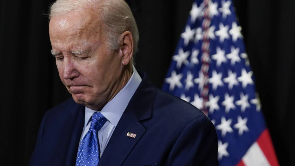 Präsident Joe Biden hält inne während er eine Rede über die Geiseln hält, die von der Hamas im Rahmen eines viertägigen Waffenstillstandsabkommens zwischen Israel und der Hamas freigelassen wurden. Foto: Stephanie Scarbrough/AP/dpa