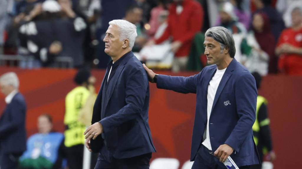 Der Schweizer Nationaltrainer Murat Yakin (rechts) und sein Vorgänger Vladimir Petkovic kennen sich gut - und schätzen sich