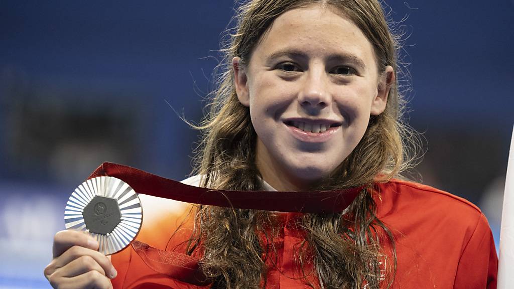 Nora Meister präsentiert ihre Silbermedaille