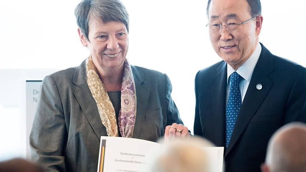 Barbara Hendricks, hier mit UNO-Generalsekretär Ban Ki Moon, ist im Iran für einen Mann gehalten worden. Die Verwechslung führte zu einem Eklat, da sie eine iranische Politikerin mit Handschlag begrüsste. Handkontakt zwischen Mann und Frau ist in der Islamischen Republik Tabu. (Archivbild)
