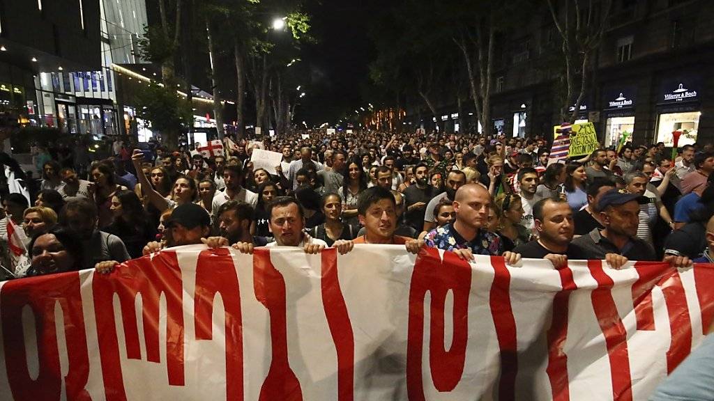 Die Massenproteste der Opposition in Georgien zeigen Wirkung. Die Regierungspartei Georgischer Traum hat am Montag vorgeschlagen, das Wahlsystem in der früheren Sowjetrepublik zu ändern. Sie ging damit auf eine Forderung der Demonstranten ein.