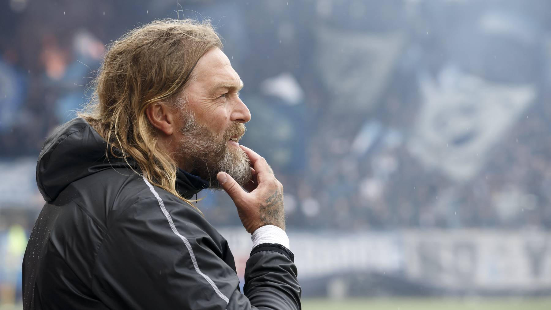 Rene van Eck, assistant coach of FC Zurich, looks his players, during the Super League soccer match of Swiss Championship between Neuchatel Xamax FCS and FC Zuerich, at the Stade de la Maladiere stadium, in Neuchatel, Switzerland, Saturday, May 11, 2019.