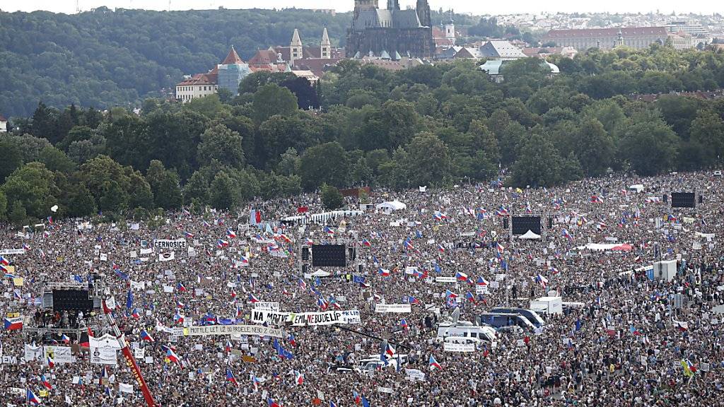 Hunderttausende Tschechen demonstrieren in Prag gegen die Regierung.