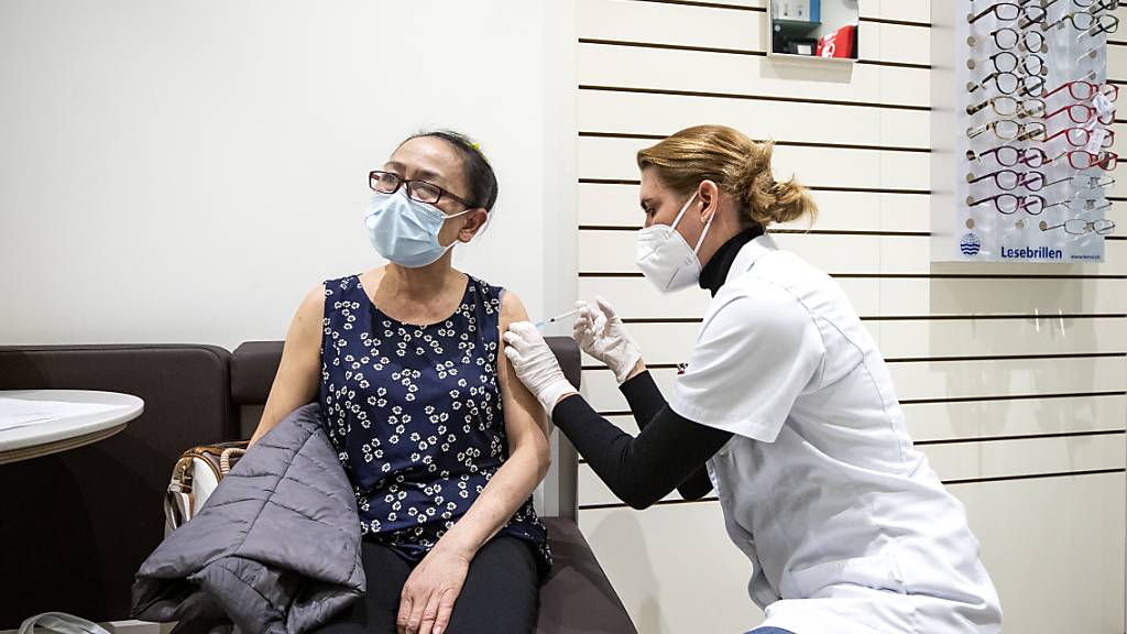 Nach Ansicht von Martine Ruggli, Präsidentin von Pharmasuisse, sollten Impfzentren in Testzentren umfunktioniert werden können. (Archivbild)