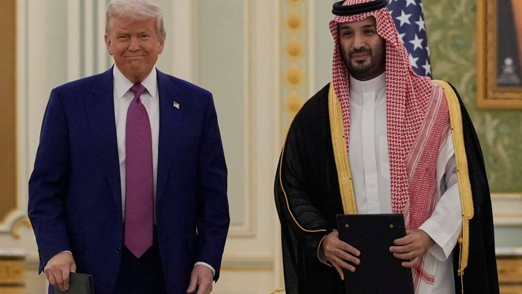 US-Präsident Donald Trump und der saudische Kronprinz Mohammed bin Salman posieren für ein Foto nach dem Austausch von Dokumenten während einer Unterzeichnungszeremonie im Königspalast. Foto: Alex Brandon/AP/dpa