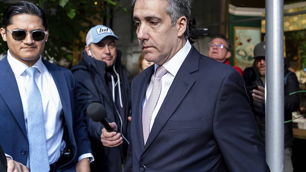 dpatopbilder - Michael Cohen (r), ehemaliger Anwalt von Trump, verlässt sein Wohnhaus auf dem Weg zum Strafgericht in Manhattan. Foto: Julia Nikhinson/AP/dpa