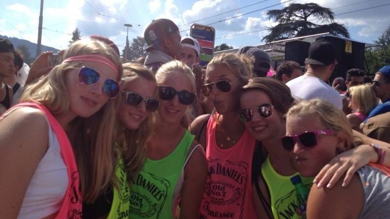 Wer hätte das gedacht: Diese junge Frauen trugen illegale Kleidung an einer Streetparade in Zürich.