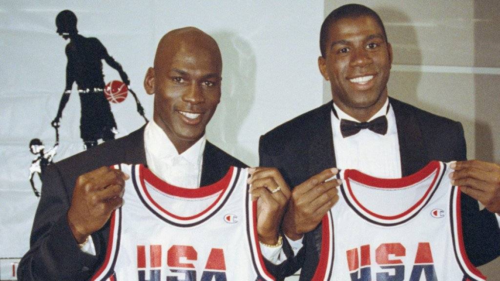 Michael Jordan (links) mit Magic Johnson und ihren 1992er-Olympia-Trikots. Dasjenige von Jordan aus dem Jahr 1984 wurde für 274'000 Dollar versteigert.