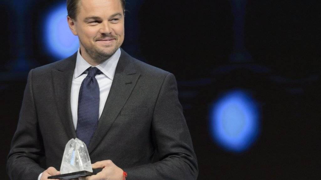 Leonardo DiCaprio nimmt am WEF in Davos den «Crystal Award» entgegen. Der Schauspieler wurde für seinen Einsatz gegen den Klimawandel und zum Schutz bedrohter Tierarten ausgezeichnet.
