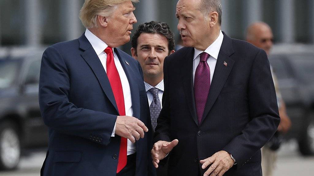 Der türkische Präsident Recep Tayyip Erdogan (rechts) warnt in Richtung US-Präsident Donald Trump (links) vor einem Ende der Partnerschaft zwischen den beiden Ländern. (Archivbild)