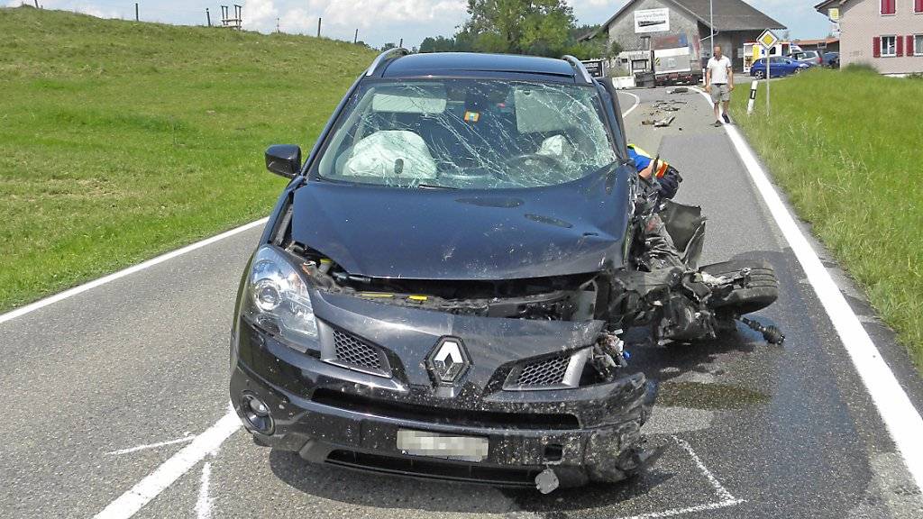 Beim Unfall in Winden TG wurden zwei Personen verletzt: die 89-jährige Fahrerin und ihr Mitfahrer.