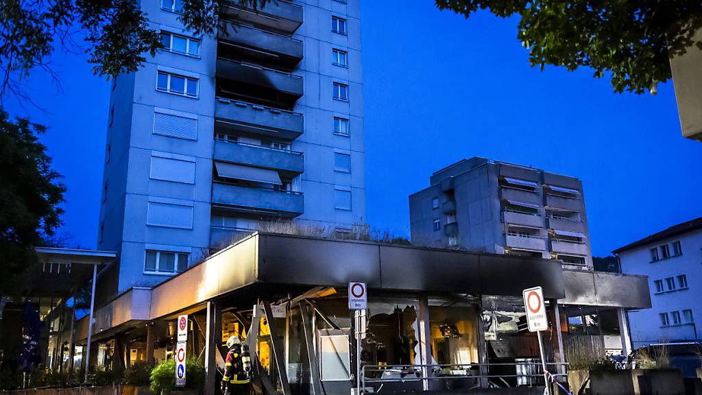 Todesopfer bei Explosion und Brand in Nussbaumen AG: Einsatzkräfte vor der Tiefgarage und dem Hochhaus.