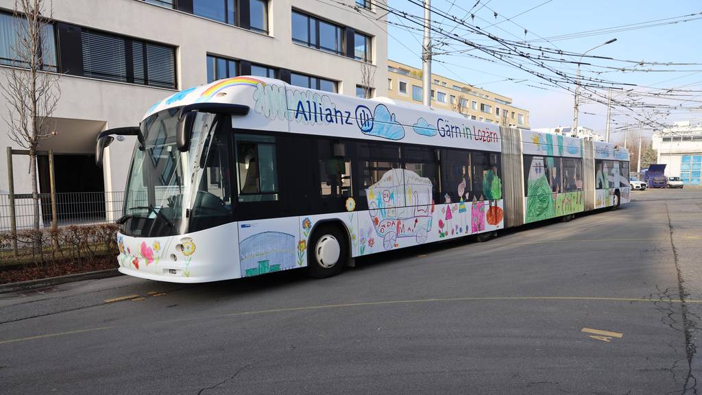 Kinderzeichnungen zieren Bus in Luzern
